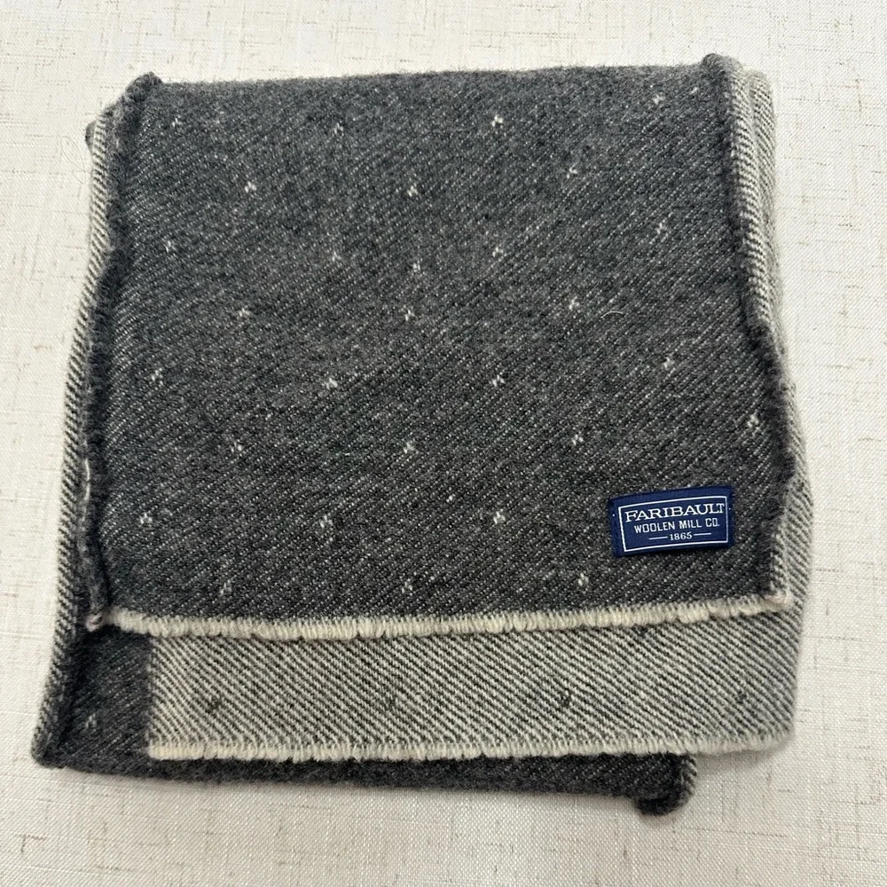 Elegant Charcoal Wool Scarf